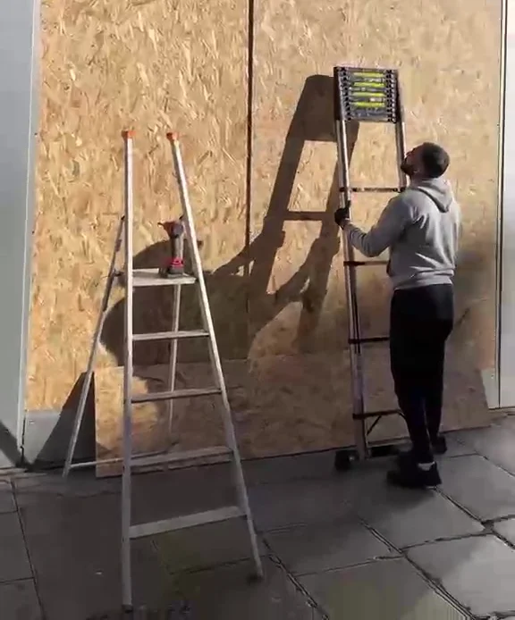 Démarches et assurance après une vitrine cassée à Montreuil